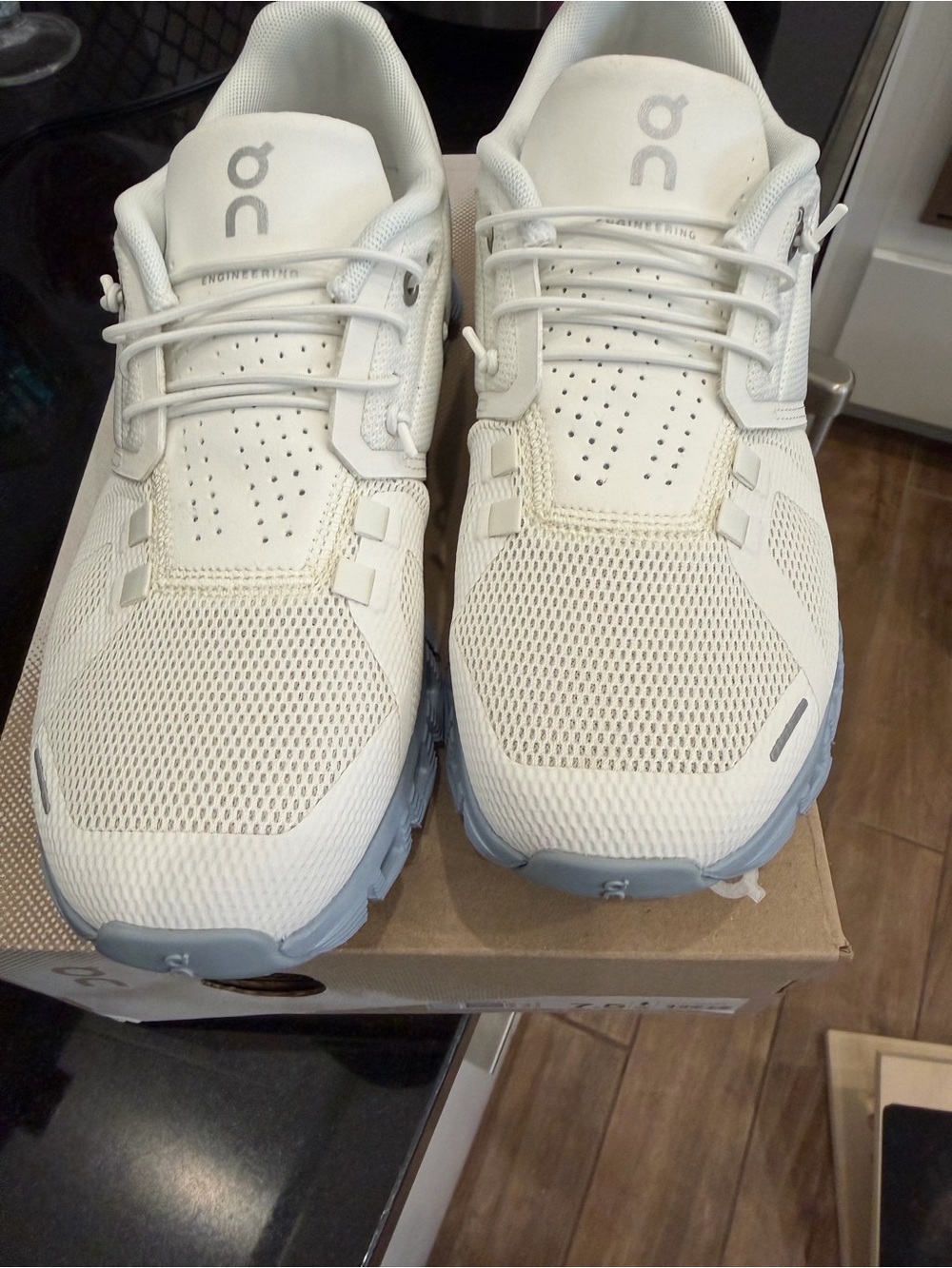 On cloud 5 NWT Athletic Sneakers 7.5 in White with chambray Soles